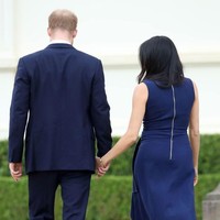 Dinamai Folded Sail Dress, gaun tersebut hadir dengan kerah asimetris dengan detail ritsleting pada bagian belakang yang memberi sentuhan akhir nan edgy. (Foto: Getty Images)