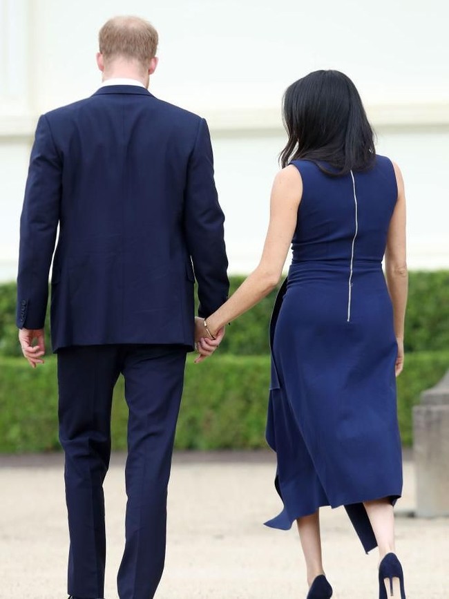 Dinamai Folded Sail Dress, gaun tersebut hadir dengan kerah asimetris dengan detail ritsleting pada bagian belakang yang memberi sentuhan akhir nan edgy. (Foto: Getty Images)