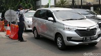 Petugas Dinas Perhubungan DKI Jakarta mengatur lalu lintas saat uji coba sistem satu arah di Jalan KH Wahid Hasyim, Jakarta, Kamis (18/10).