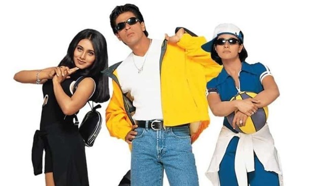 Saat berperan sebagai Rahul, Shahrukh Khan masih berusia 33 tahun. Meskipun sudah usia kepala tiga ia masih cocok memerankan karakter anak kuliahan. Kini setelah dua dekade, wajah dan gaya rambutnya tak banyak berubah. Foto: istimewa