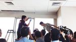 Penampakan Peluru dan Lubang di Dinding Ruangan Effendi Simbolon