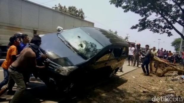 Mobil pelaku yang jadi sasaran warga. 