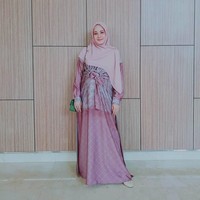 Istri presenter Desta ini sering tampil kasual dengan busana berbahan nyaman. Selama hamil, tampaknya Aca, panggilan akrabnya menghindari busana tumpuk. Foto: Instagram/natasharizkynew