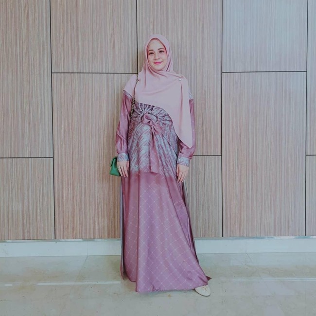 Istri presenter Desta ini sering tampil kasual dengan busana berbahan nyaman. Selama hamil, tampaknya Aca, panggilan akrabnya menghindari busana tumpuk. Foto: Instagram/natasharizkynew