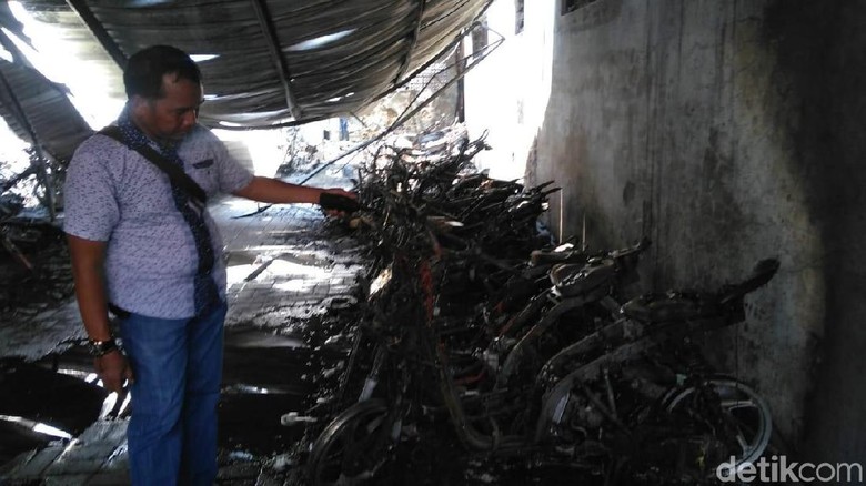 Total 52 Motor SMKN 1 Surabaya dan 1 Mobil Boks Hangus Terbakar Total 52 Motor SMKN 1 Surabaya dan 1 Mobil Boks Hangus Terbakar