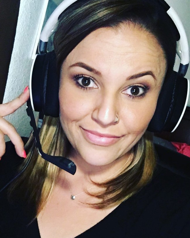 Twitch menjadi ajang bagi para gamers untuk bertemu dengan sesama pecinta game. Wanita cantik satu ini pun punya cukup banyak penggemar dari situs tersebut. Beberapa waktu lalu, ia bahkan mengadakan sesi tanya jawab dengan para fans. Foto: Instagram @dummblondtwitch 