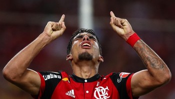 Lucas Paqueta, Flamengo. Gelandang serang 21 tahun ini punya potensi besar untuk jadi wonderkid. Hal itu pula yang membuatnya akan direkrut AC Milan (di dunia nyata) bulan Januari mendatang. (Foto: Buda Mendes/Getty Images)
