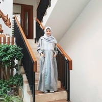 Pemilihan desain juga penting. Pilih busana dengan potongan atau aksen di atas perut seperti ini, agar tetap leluasa bergerak. Foto: Instagram/natasharizkynew