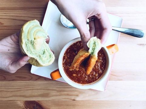 Bukan Polos, Roti Mantau di 10 Gerai Ini Dipadu Saus Kepiting hingga Es Krim (1)