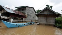 Banjir itu diketahui telah merendam sejumlah daerah di Aceh sejak Selasa (16/10/2018) kemarin. Di wilayah Blang Baro, Aceh Jaya, banjir terjadi akibat air di Sungai Teunom meluap hingga ke pemukiman warga akibat curah hujan yang tinggi. Antara Foto/Irwansyah Putra.