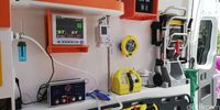Peralatan medis di ambulans Mercedes-Benz. 