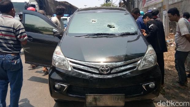 Mobil pelaku perampokan yang jadi sasaran warga di Batang.