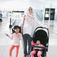 Kenyamanan tetap nomor satu. Pilih busana berpotongan longgar seperti top batwing ini. Bahan kaos juga nyaman dikenakan saat traveling. Foto: Instagram/natasharizkynew