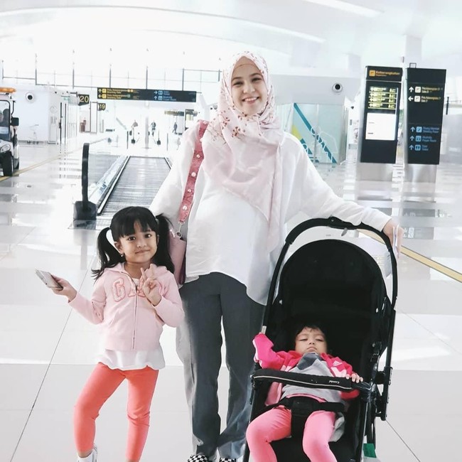 Kenyamanan tetap nomor satu. Pilih busana berpotongan longgar seperti top batwing ini. Bahan kaos juga nyaman dikenakan saat traveling. Foto: Instagram/natasharizkynew