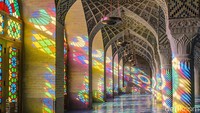 Indahnya pancaran sinar matahari yang terpantul dari kaca patri semakin membuat Masjid Nasir Al-Mulk terlihat indah dan memukau para pengunjung yang melihatnya. Istimewa/Boredpanda.