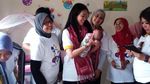 Potret Istri Mensos Saat Hibur Anak-anak Korban Gempa Lombok