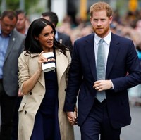 Meghan juga tampak menenteng tas mungil Gucci Sylvie yang dibanderol US$ 2.650 atau hampir setara dengan Rp 40 juta. (Foto: Getty Images)