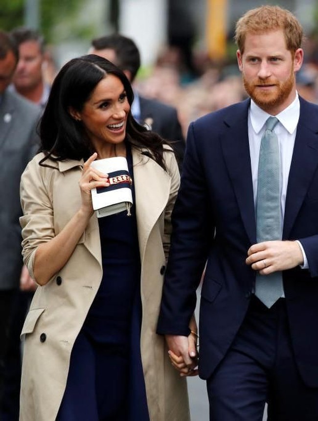 Meghan juga tampak menenteng tas mungil Gucci Sylvie yang dibanderol US$ 2.650 atau hampir setara dengan Rp 40 juta. (Foto: Getty Images)