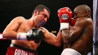 5 Mei 2007 menjadi duel penting dalam sejarah tinju ketika Mayweather Jr menantang Oscar De La Hoya dalam perebutan sabuk WBC kelas ringan di MGM Grand Garden Arena. Mayweather Jr menang split decision karena dianggap melepaskan pukulan lebih banyak dan akurasinya lebih bagus. (Foto: Al Bello/Getty Images)