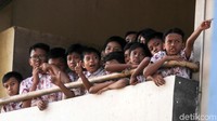 Para pelajar menyaksikan simulasi ini.
