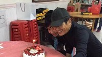 Dalam foto ini Chow Yun Fat terlihat foto bersama seorang perempuan. Lengkap dengan kue bertopping strawberry. Foto: Instagram chowyunfat_fanpage