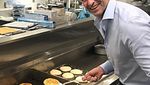 Makin Tampan, Ini Gaya Hugh Jackman Saat Makan Pizza dan Buat Pancake