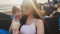 Tak lupa, Putri juga mengunjungi Finns Beach Club di Bali yang populer di kalangan turis asing. Segar sekali ya mbaknya (17.putrijuby/Instagram)