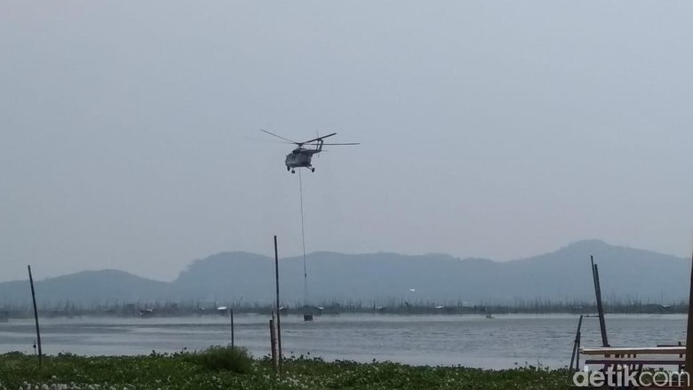 Saat Helikopter Ambil Air Rawa Pening untuk Padamkan Api di Merbabu Saat Helikopter Ambil Air Rawa Pening untuk Padamkan Api di Merbabu