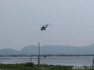 Saat Helikopter Ambil Air Rawa Pening untuk Padamkan Api di Merbabu