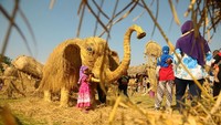 Festival jerami tak hanya menjadi andalan Jepang. Indonesia pun memiliki festival serupa dengan mengandalkan bahan baku jerami dan dibentuk menjadi diorama hewan purba yang unik dan menarik. Antara Foto/Yusuf Nugroho.