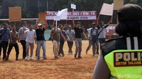 Sejumlah warga menolak hasil perhitungan suara.