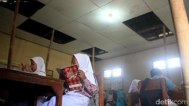 Ruang kelas yang atapnya disangga bambu di Kudus. 