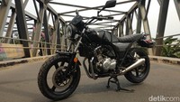 Modifikasi motor bergaya klasik seperti aliran Scrambler saat ini memang sedang ramai. Salah satu contohnya adalah modifikasi Suzuki Inazuma 250 yang diubah jadi bergaya Scrambler oleh Insan Motor Bekasi. Foto: Ridwan Arifin/detikOto
