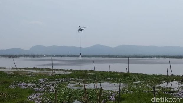 Helikopter ambil air di Rawa Pening untuk padamkan api di Gunung Merbabu.
