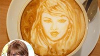 Seorang barista handal, Mike Breach berhasil meracik latte dengan wajah Taylor Swift.  Terlihat persis seperti  foto, sehingga mudah dikenali. Unggahannya tersebut mendapat ribuan likes dari netizen. Foto: Istimewa