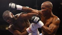 Pada 8 April 2006, Mayweather Jr naik ke kelas welter dan menantang pemilik sabuk IBF dan IBO yakni Zab Judah di Thomas & Mack Center. Mayweather Jr melucuti gelar lawannya dengan kemenangan angka mutlak. (Foto: Al Bello/Getty Images)