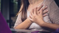 Sakit dada yang tidak diketahui penyebabnya, biasanya semakin buruk ketika kamu bernapas atau batuk, juga menjadi pertanda ada gangguan pada fungsi parumu, demikian dikutip dari Lung. Yuk segera periksakan ke dokter! Foto: iStock