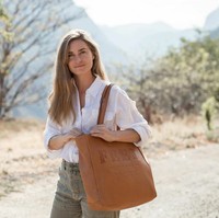 Namun nyatanya dunia model dan industri fashion tak memberikan kepuasan batin. Lauren memilih mengabdikan diri untuk menolong sesama. Foto: Instagram (@laurenblauren)