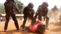 Beberapa pendemo diamankan.