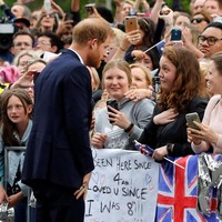 Dari ribuan orang tersebut, perempuan muda yang satu ini mungkin yang paling beruntung. Ia dihampiri Pangeran Harry. (Foto: Getty Images)