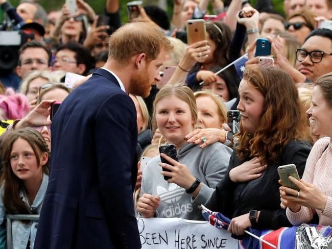 Dari ribuan orang tersebut, perempuan muda yang satu ini mungkin yang paling beruntung. Ia dihampiri Pangeran Harry. (Foto: Getty Images)