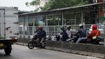 Aksi Pemotor Nakal Hindari Macet di Daan Mogot