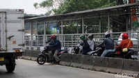 Hal itu tentu saja tidak patut dicontoh dan dapat membahayakan para pengguna jalan lainnya.