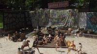 Berlokasi di Kota Senoia, 45 menit dari Atlanta, Amerika Serikat, terdapat sebuah pantai khusus Barbie. Bukan pantai sungguhan, melainkan kreasi kreatif dari pasangan Steve dan Linda Quick (Barbie Beach/Facebook)