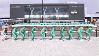 Ini adalah sekolompok cosplay Shinkansen yang siap menyambut wisatawan di Sichionahe, Prefektur Aomori, Jepang. (Shibuya Hayabusa Piercing Corps/Facebook)