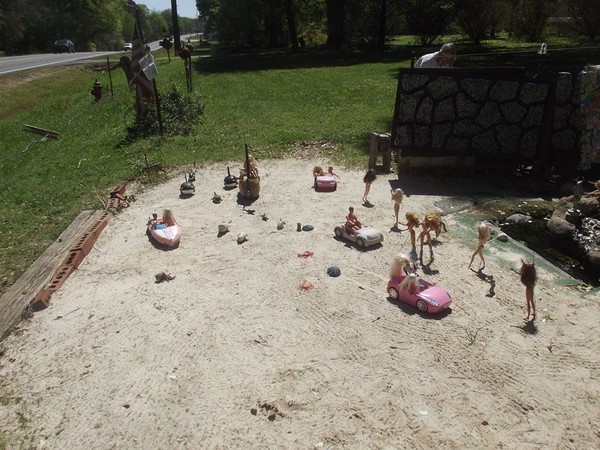 Pantai ini pun berlokasi di pinggir jalan, tepat di halaman rumah Steve dan Linda Quick (Barbie Beach/Facebook) Pantai ini pun berlokasi di pinggir jalan, tepat di halaman rumah Steve dan Linda Quick (Barbie Beach/Facebook)