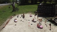 Pantai ini pun berlokasi di pinggir jalan, tepat di halaman rumah Steve dan Linda Quick (Barbie Beach/Facebook)