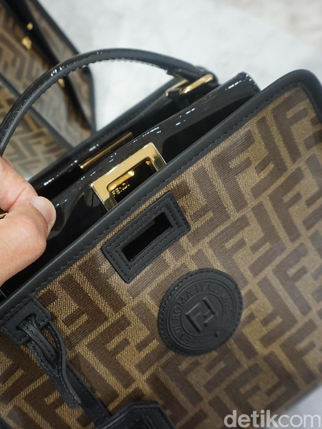 Tampilan Peekaboo terbaru dari koleksi Fall-Winter 2018 Fendi. Tas tersebut hadir dengan ‘baju’ bermotif monogram Fendi yang dapat dilepas-pasang. Jika ingin tampilannPeekaboo klasik yang polos, Anda tinggal mencopot luaran tersebut. (Foto: Daniel Ngantung/Wolipop)