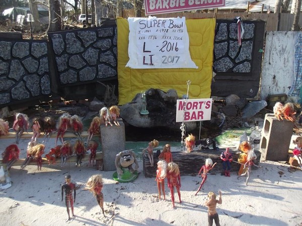 Berawal dari momen Olimpiade Musim Dingin 2006 silam, Steve dan Linda berinisiatif untuk membuat suasana perayaan event tersebut menggunakan barbie dan sedikit pasir pantai (Barbie Beach/Facebook) Berawal dari momen Olimpiade Musim Dingin 2006 silam, Steve dan Linda berinisiatif untuk membuat suasana perayaan event tersebut menggunakan barbie dan sedikit pasir pantai (Barbie Beach/Facebook)