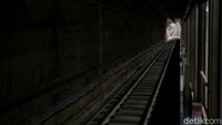 Masuk ke dalam stasiun kita akan disuguhkan area terbuka dengan panjang 200 meter dan lebar 19 meter. Area peron penumpang ada lantai bawah yang terletak di kedalaman sekitar 14 meter di bawah permukaan tanah. 